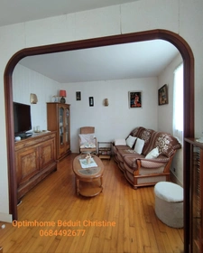 RUFFEC. Maison de 65 m² sur sous -sol, véranda, terrain 1954 m² clos.
