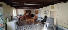 MONTBRON en Charente. Maison à rénover 3 pièces, 2 granges, dépendances. Terrain 4106 m²