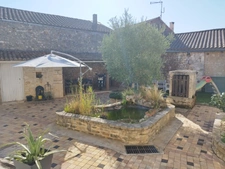 Mornac. Maison de 133 m², rénovée avec soin avec 2 garages et dépendances.