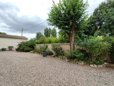  SAINT AMANT DE BOIXE. Maison en pierre de 96 m², 2 granges, jardin clos