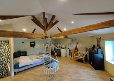 Mornac. Maison de 133 m², rénovée avec soin avec 2 garages et dépendances.