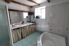 Mornac. Maison de 133 m², rénovée avec soin avec 2 garages et dépendances.