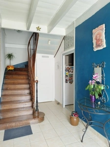  SAINT AMANT DE BOIXE. Maison en pierre de 96 m², 2 granges, jardin clos