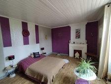  SAINT AMANT DE BOIXE. Maison en pierre de 96 m², 2 granges, jardin clos