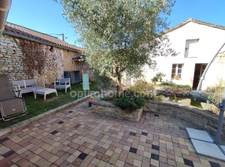 Mornac. Maison de 133 m², rénovée avec soin avec 2 garages et dépendances.