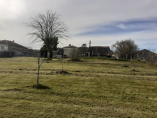  ST LAURENT DE CERIS, Charente. Maison de 160 m² avec grange, dépendances et piscine.