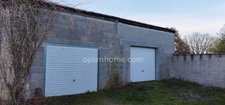 MARTHON Terrain CU de 911 m² clos, avec deux garages fermés.