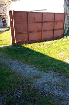 MARTHON Terrain CU de 911 m² clos, avec deux garages fermés.