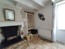  SAINT AMANT DE BOIXE. Maison en pierre de 96 m², 2 granges, jardin clos