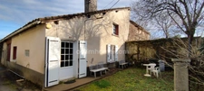 MONTBRON en Charente. Maison à rénover 3 pièces, 2 granges, dépendances. Terrain 4106 m²