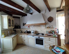 Mornac. Maison de 133 m², rénovée avec soin avec 2 garages et dépendances.