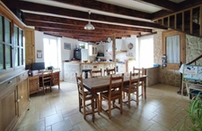 Mornac. Maison de 133 m², rénovée avec soin avec 2 garages et dépendances.