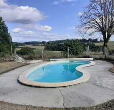  ST LAURENT DE CERIS, Charente. Maison de 160 m² avec grange, dépendances et piscine.