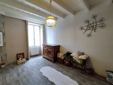  SAINT AMANT DE BOIXE. Maison en pierre de 96 m², 2 granges, jardin clos