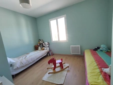 Charente, à Vars, maison de plain pied de 137 m², 4 chambres, véranda, piscine, garage et terrain clos 1002 m²