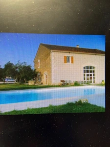 Bunzac. Ensemble immobilier avec maison, gîte et piscine sur 12 565 m² de terrain 