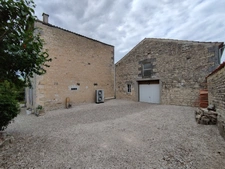  SAINT AMANT DE BOIXE. Maison en pierre de 96 m², 2 granges, jardin clos