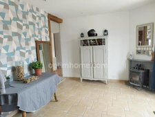 Mornac. Maison de 133 m², rénovée avec soin avec 2 garages et dépendances.