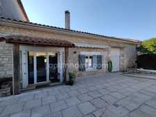 Mornac. Maison de 133 m², rénovée avec soin avec 2 garages et dépendances.