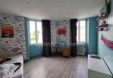 Mornac. Maison de 133 m², rénovée avec soin avec 2 garages et dépendances.