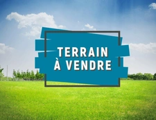 MARTHON Terrain CU de 911 m² clos, avec deux garages fermés.