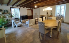 Chazelles. Maison de caractère de 204 m², 5 chambres, cour et grange