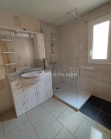 ANGOULEME, secteur calme, maison 112 m², terrasse, garage, cour et terrain clos.