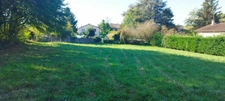 Pranzac, terrain plat avec CU de 1393 m², divisible.