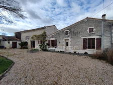CHARENTE/AIGRE. Exclusivité : Maison en pierre rénovée de 195 m² avec jardin clos 1169 m² (gite ou chambres d'hôtes)