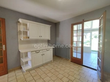 SOUS OFFRES. La Rochefoucauld-Rivières : Maison de plain pied de 98 m², avec 2 garages et 1 véranda, terrain clos de 3742 m²