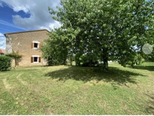Bunzac. Ensemble immobilier avec maison, gîte et piscine sur 12 565 m² de terrain 