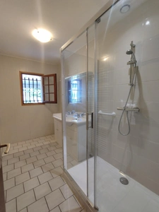 SOUS OFFRES. La Rochefoucauld-Rivières : Maison de plain pied de 98 m², avec 2 garages et 1 véranda, terrain clos de 3742 m²