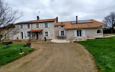 Exceptionnelle ! A 10mn de La Rochefoucauld, maison 206 m², pièce de vie 70 m², grange, terrain clos 3602m²