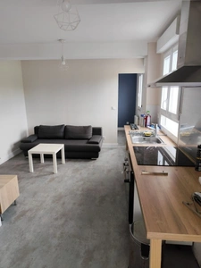 Gond-Pontouvre, maison de 130 m², balcon, garage et dépandances.