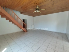 Charente. LA TACHE. Maison 81 m² environs, cour, jardin et grange.