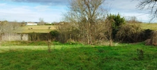 MONTBRON en Charente. Maison à rénover 3 pièces, 2 granges, dépendances. Terrain 4106 m²