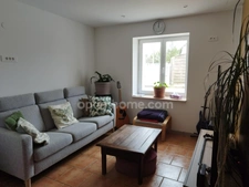 Mornac. Maison de 133 m², rénovée avec soin avec 2 garages et dépendances.