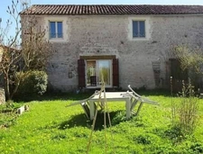 CHARENTE/AIGRE. Maison en pierre rénovée, 3 chambres(poss 4) avec jardin clos 1169 m² (gite ou chambres d'hôtes)