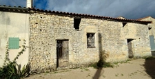 AIGRE. Saint Fraigne, maison à rénover de 50m² 