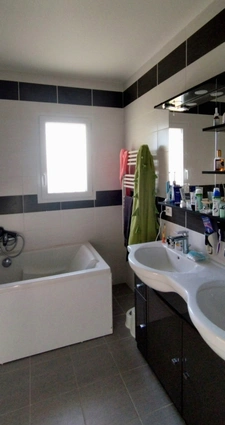 SAINT-GENIS-D'HIERSAC. Maison plain pied de 2019, 94 m², terrain 1515 m²