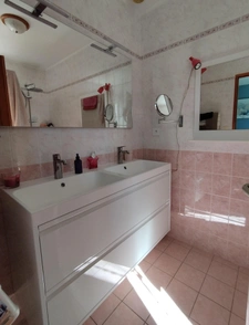 Charente, à Vars, maison de plain pied de 137 m², 4 chambres, véranda, piscine, garage et terrain clos 1002 m²