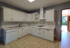 SOUS OFFRES. La Rochefoucauld-Rivières : Maison de plain pied de 98 m², avec 2 garages et 1 véranda, terrain clos de 3742 m²