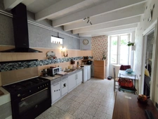  SAINT AMANT DE BOIXE. Maison en pierre de 96 m², 2 granges, jardin clos