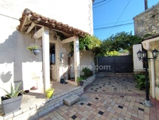 Mornac. Maison de 133 m², rénovée avec soin avec 2 garages et dépendances.