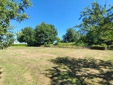 SOUS OFFRES. La Rochefoucauld-Rivières : Maison de plain pied de 98 m², avec 2 garages et 1 véranda, terrain clos de 3742 m²