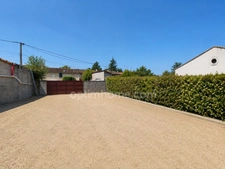 MARTHON Terrain CU de 911 m² clos, avec deux garages fermés.