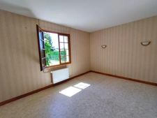 SOUS OFFRES. La Rochefoucauld-Rivières : Maison de plain pied de 98 m², avec 2 garages et 1 véranda, terrain clos de 3742 m²