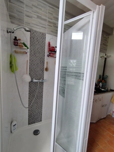  SAINT AMANT DE BOIXE. Maison en pierre de 96 m², 2 granges, jardin clos
