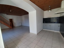 Charente. LA TACHE. Maison 81 m² environs, cour, jardin et grange.