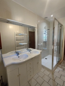 SOUS OFFRES. La Rochefoucauld-Rivières : Maison de plain pied de 98 m², avec 2 garages et 1 véranda, terrain clos de 3742 m²